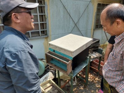 圖2 在蜂箱巢口架設網孔防止虎頭蜂危害